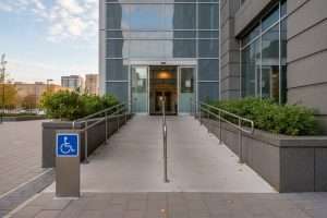 Pourquoi installer une borne PMR dans votre établissement ?